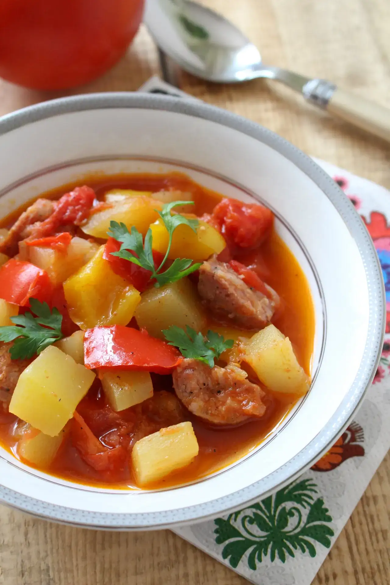 Zdjęcie Jak zrobić leczo z kiełbasą - prosty przepis na pyszne danie jednogarnkowe