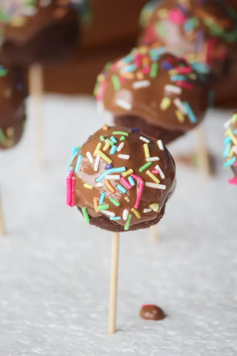 Zdjęcie Prosty przepis na lizaki z ciasta – jak zrobić je krok po kroku w domu