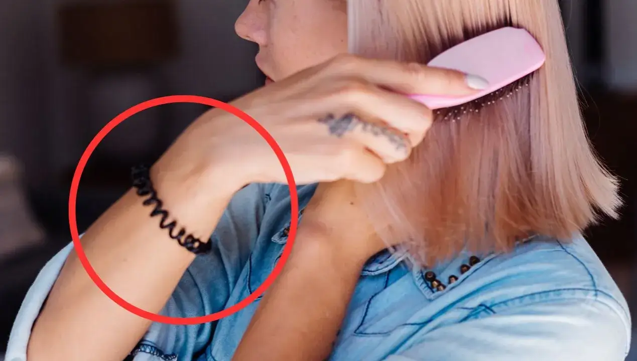 Zdjęcie Co oznacza gumka do włosów na nadgarstku u dziewczyny – zaskakujące znaczenie