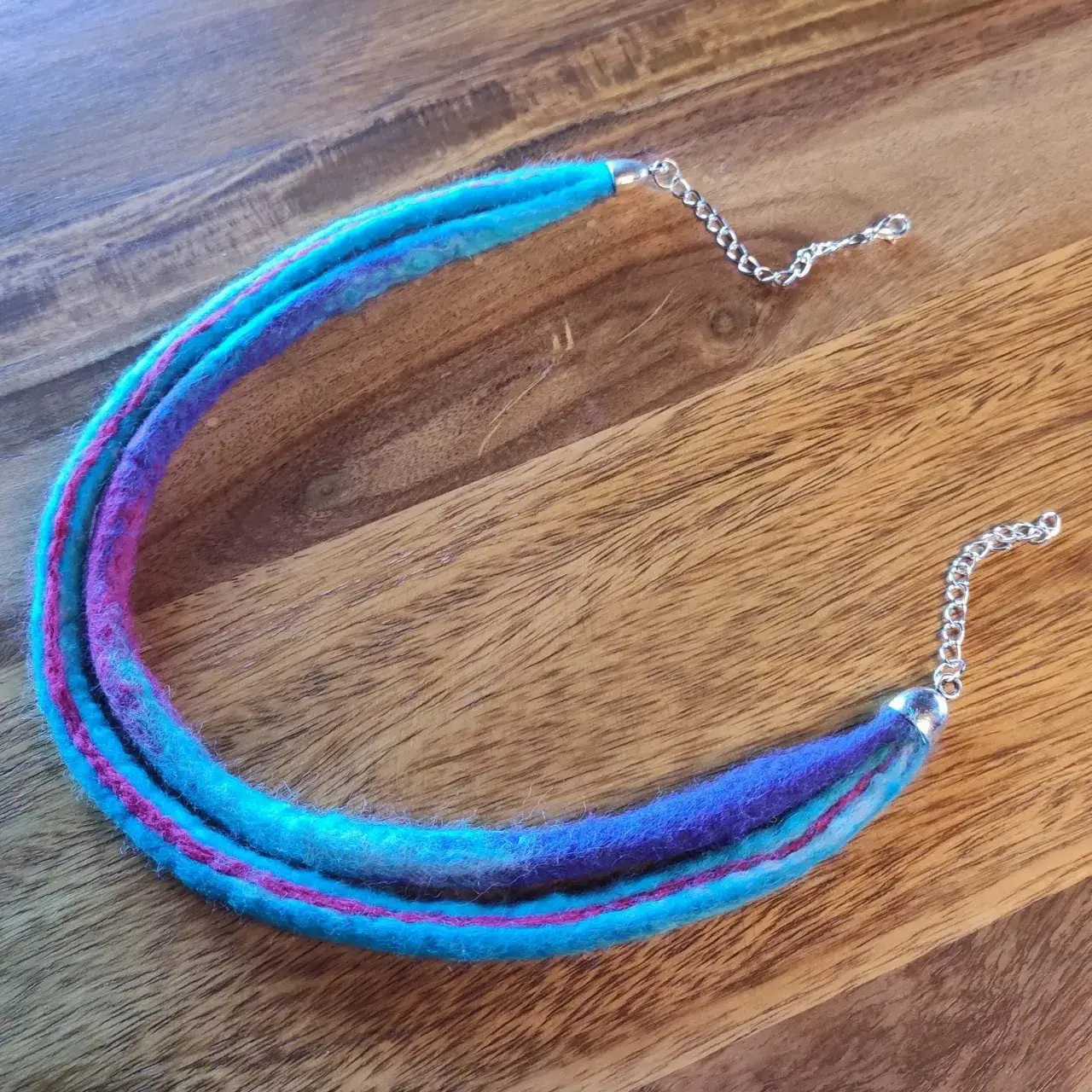 Zdjęcie Jak zakończyć naszyjnik na żyłce: 5 prostych technik krok po kroku