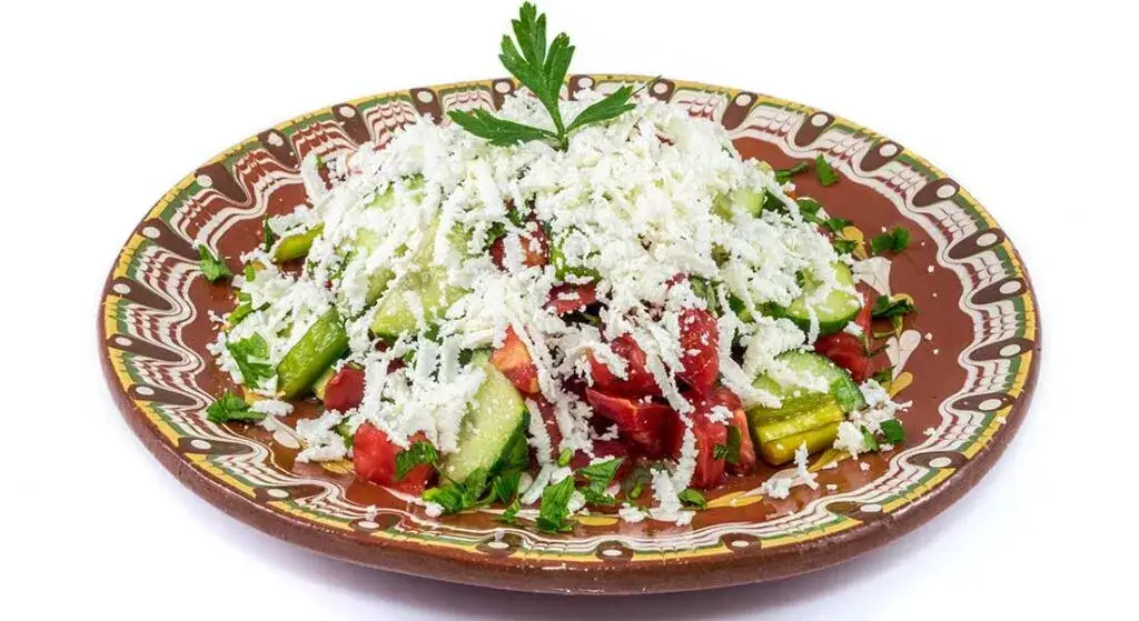 Zdjęcie Sałatka szopska jaki ser wybrać, aby uzyskać najlepszy smak