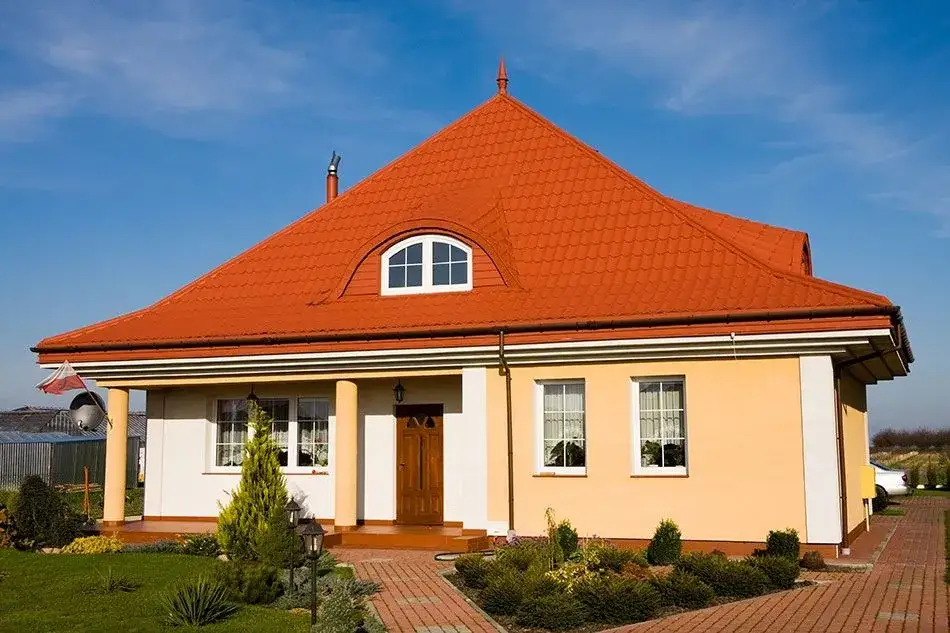 Zdjęcie Jaki kolor tynku do czerwonego dachu? Odkryj idealne połączenia kolorystyczne