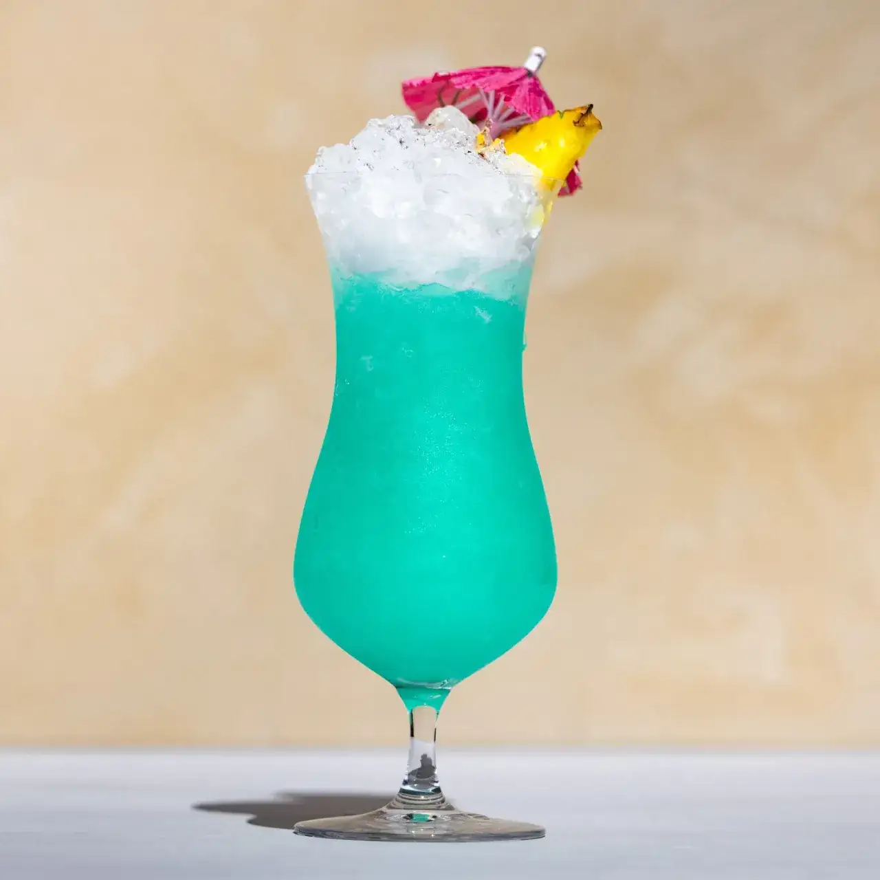 Zdjęcie Jak przygotować idealny drink Blue Hawaiian z pysznymi składnikami