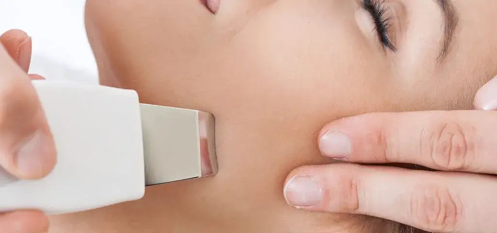 Zdjęcie Ile kosztuje peeling kawitacyjny? Sprawdź ceny i różnice w salonach