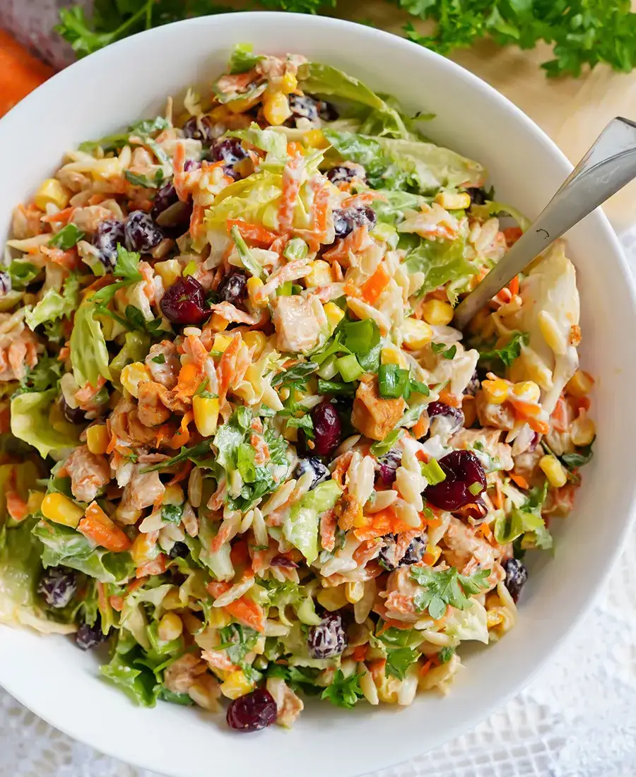 Zdjęcie Jaką sałatkę na imprezę? Przepisy, które zachwycą Twoich gości