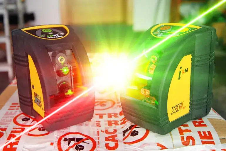 Poziomice laserowe z wiązką czerwoną i zieloną porównanie