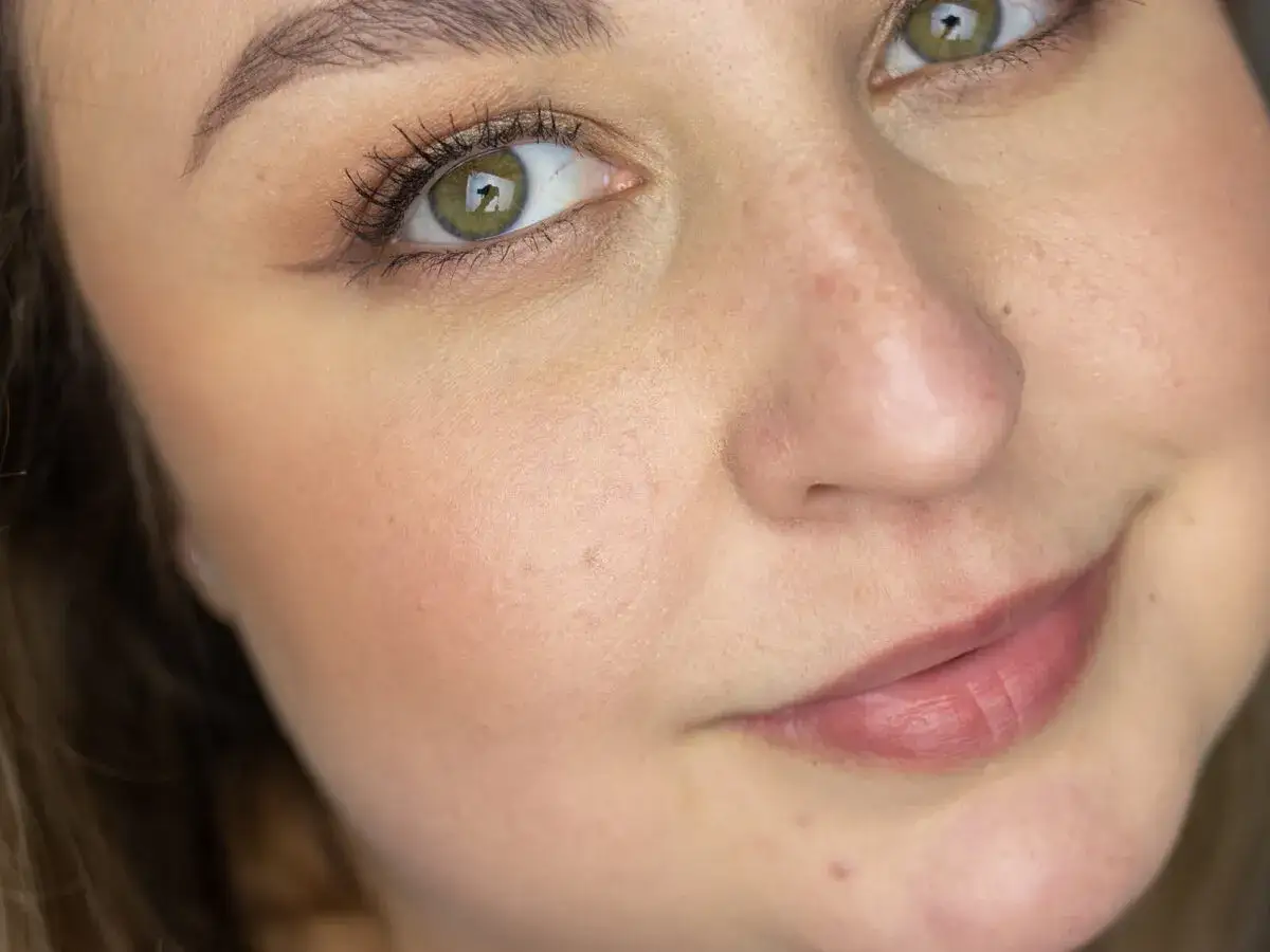 Naturalny blask skóry dzięki Maybelline Fit Me podkład rozświetlający. Delikatne krycie i subtelne rozświetlenie dla efektu