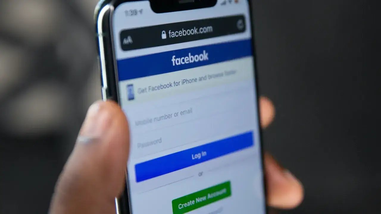 Ekran logowania Facebooka na telefonie. Dowiedz się, jak odzyskać konto na FB za pomocą znajomych, gdy zapomnisz hasła.