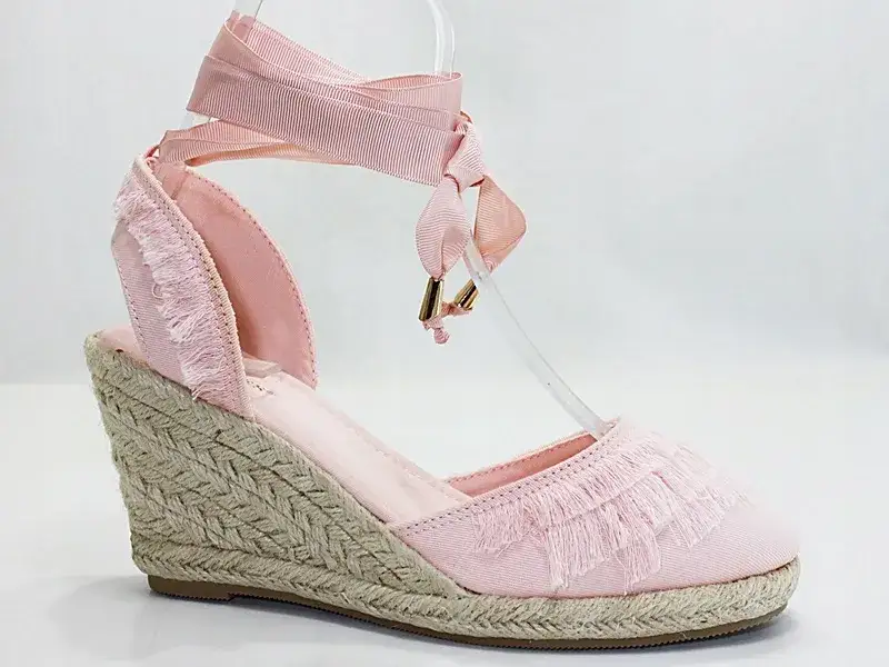 Modne espadryle na koturnie, platformie i wiązane