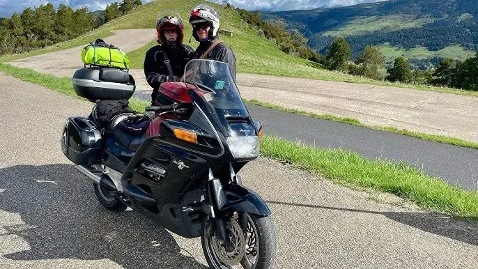 Honda ST 1100 Pan European na tle krajobrazu
