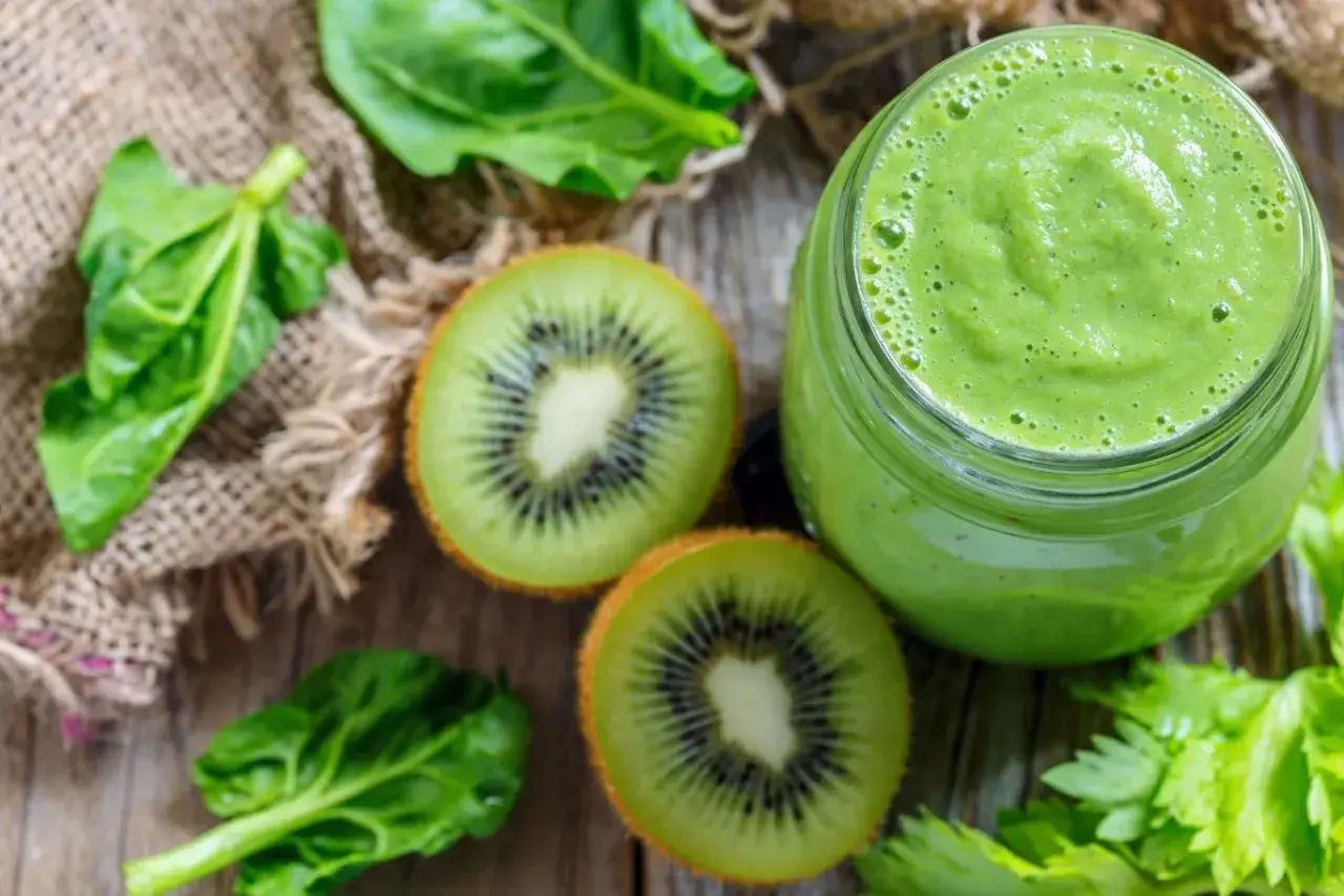 składniki zielonego koktajlu z kiwi i szpinakiem