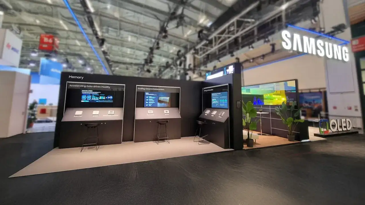 Stoisko Samsung na premierze prezentuje innowacje w dziedzinie pamięci, chmur i centr&oacute;w danych. Widoczne logo OLED.