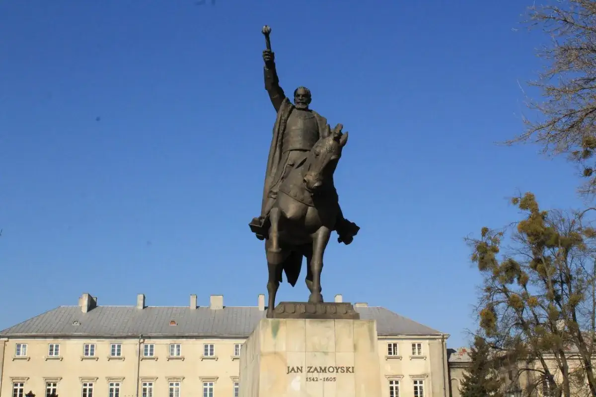 Pomnik Jana Zamoyskiego na koniu. Jego postawa przypomina, jakie młodzieży chowanie cytat o odwadze i przyw&oacute;dztwie.