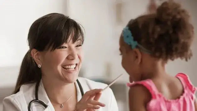 Pediatra przepisujący leki dziecku