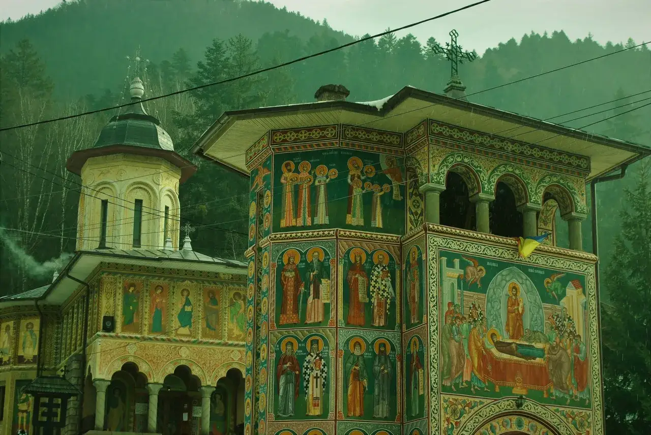 Malowane freskami cerkwie w górach Rumunii, przypominające o bogatej historii i duchowości tego regionu.