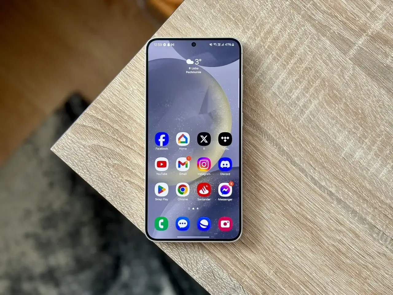 telefon z ikoną aktualizacji, smartfon z nowym systemem