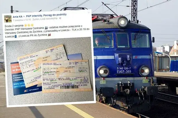 Pociąg stojący na stacji z tablicą informacyjną o op&oacute;źnieniu