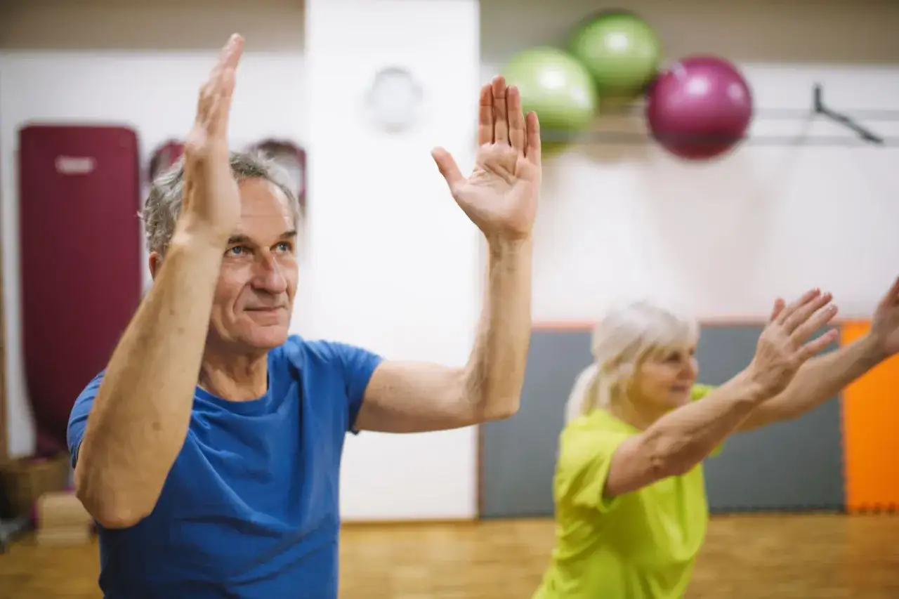 Seniorzy podczas rehabilitacji w domu opieki