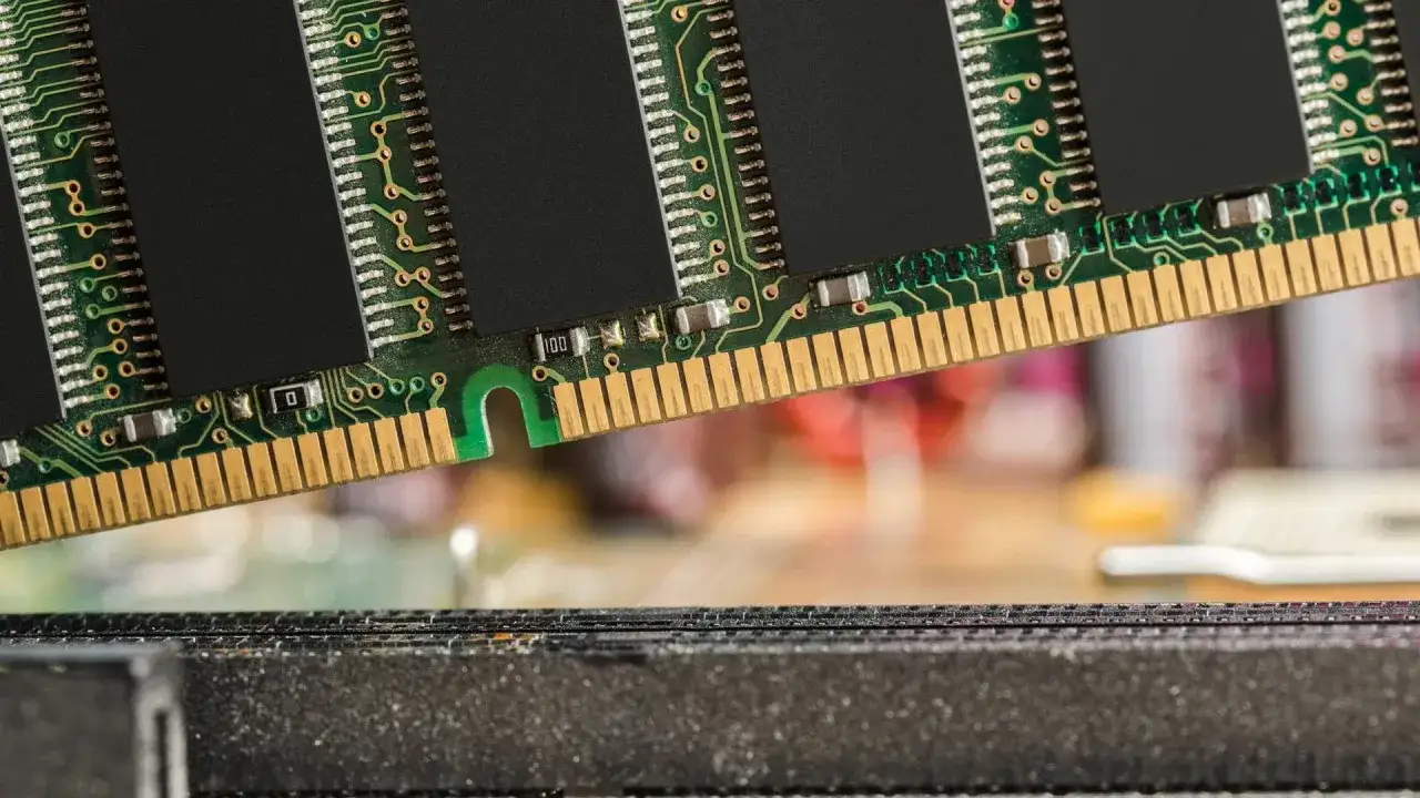 Moduł RAM do laptopa z pozłacanymi stykami, gotowy do montażu.