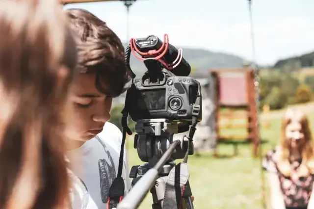 Młodzi ludzie wybierający ścieżkę kariery po szkole branżowej