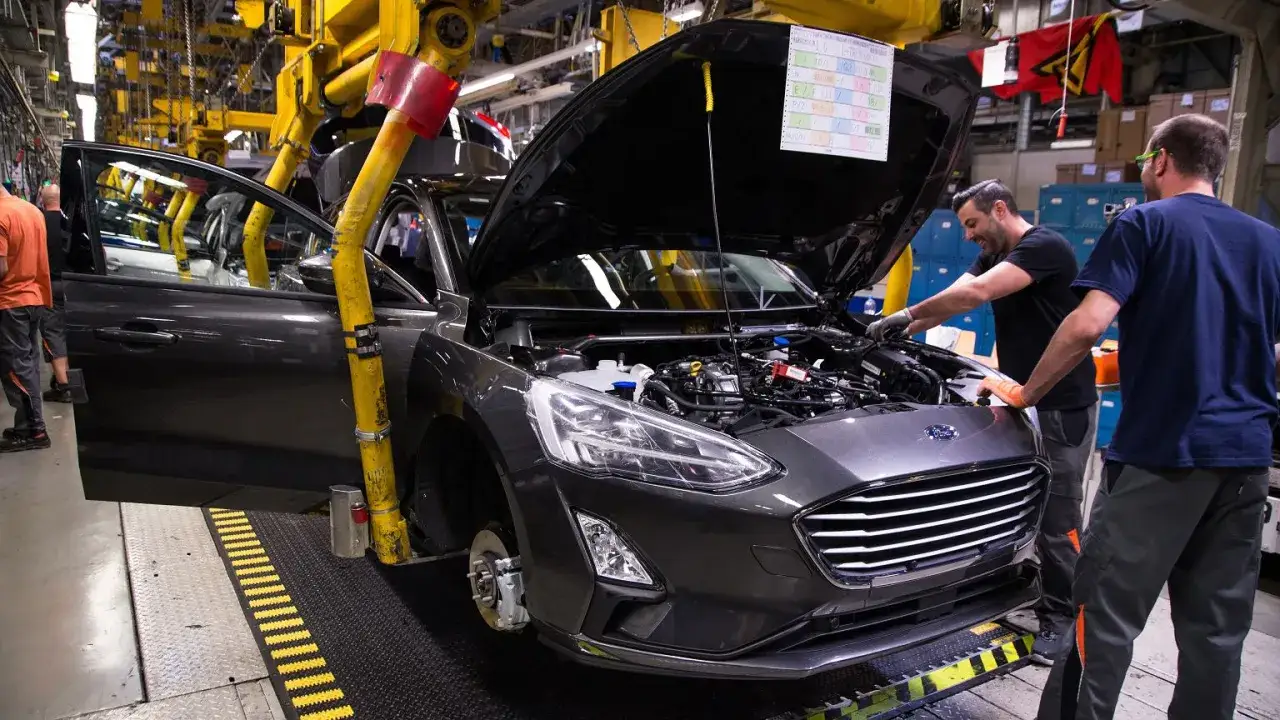 Pracownicy montują nowy Ford Focus 2025 na linii produkcyjnej.