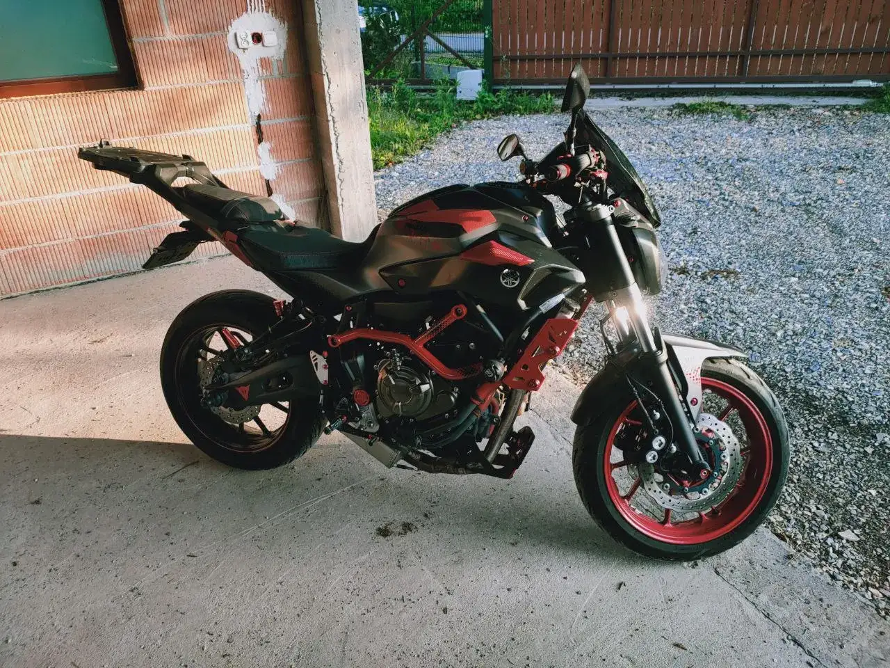 Czarny motocykl z czerwonymi akcentami, idealny do sprawdzenia motocykla przed kupnem.
