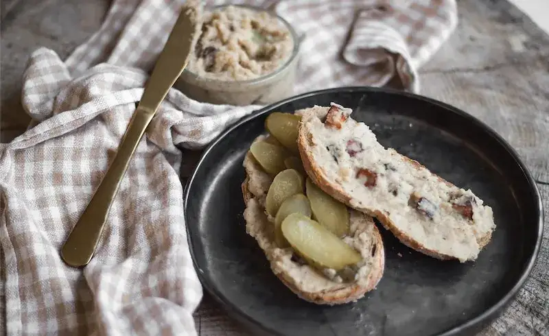 wegański smalec na chlebie