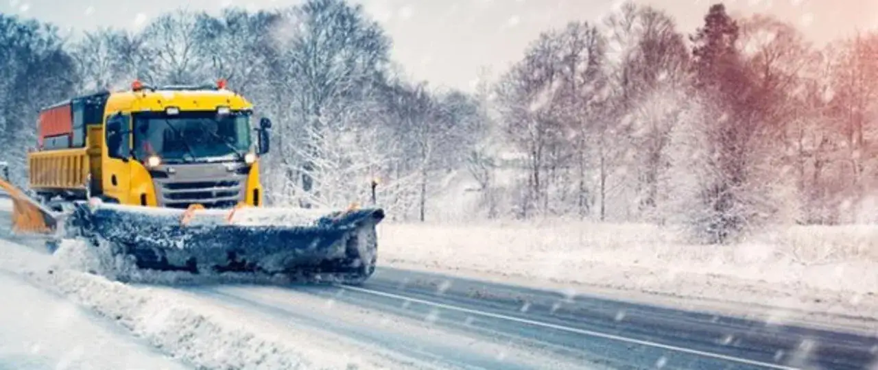 samoch&oacute;d zimą s&oacute;l droga
