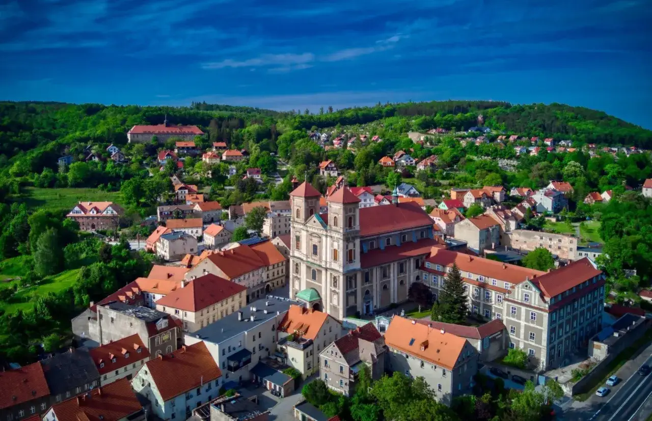 Malownicze Bardo, z imponującą bazyliką i urokliwymi domami, oferuje wiele atrakcji. Wzgórza i zieleń tworzą sielski krajobraz.
