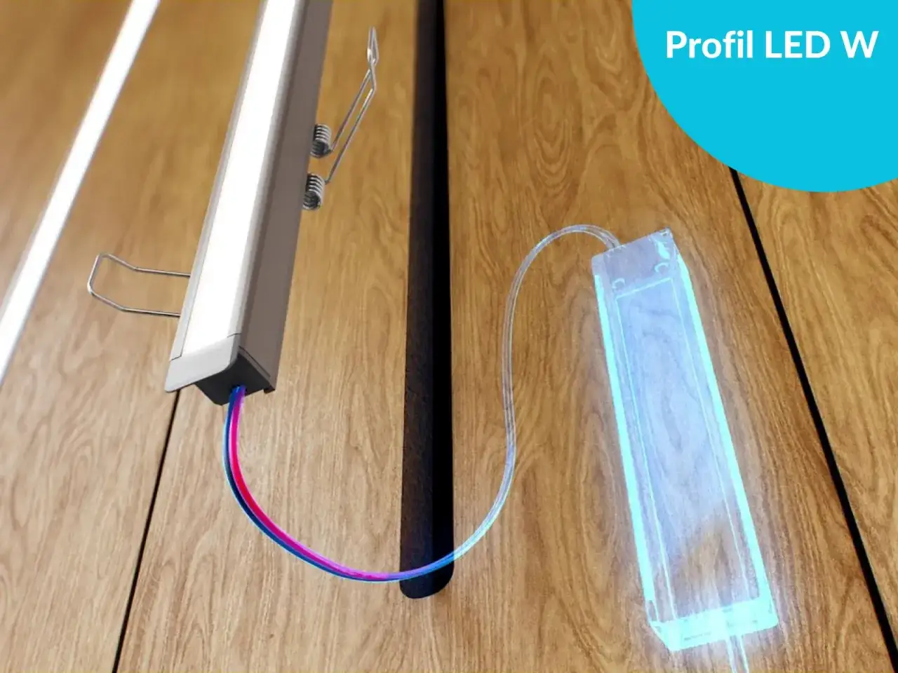 Nowoczesne ledy w ścianie, zasilane z profilu LED, tworzą subtelne, niebieskawe światło.