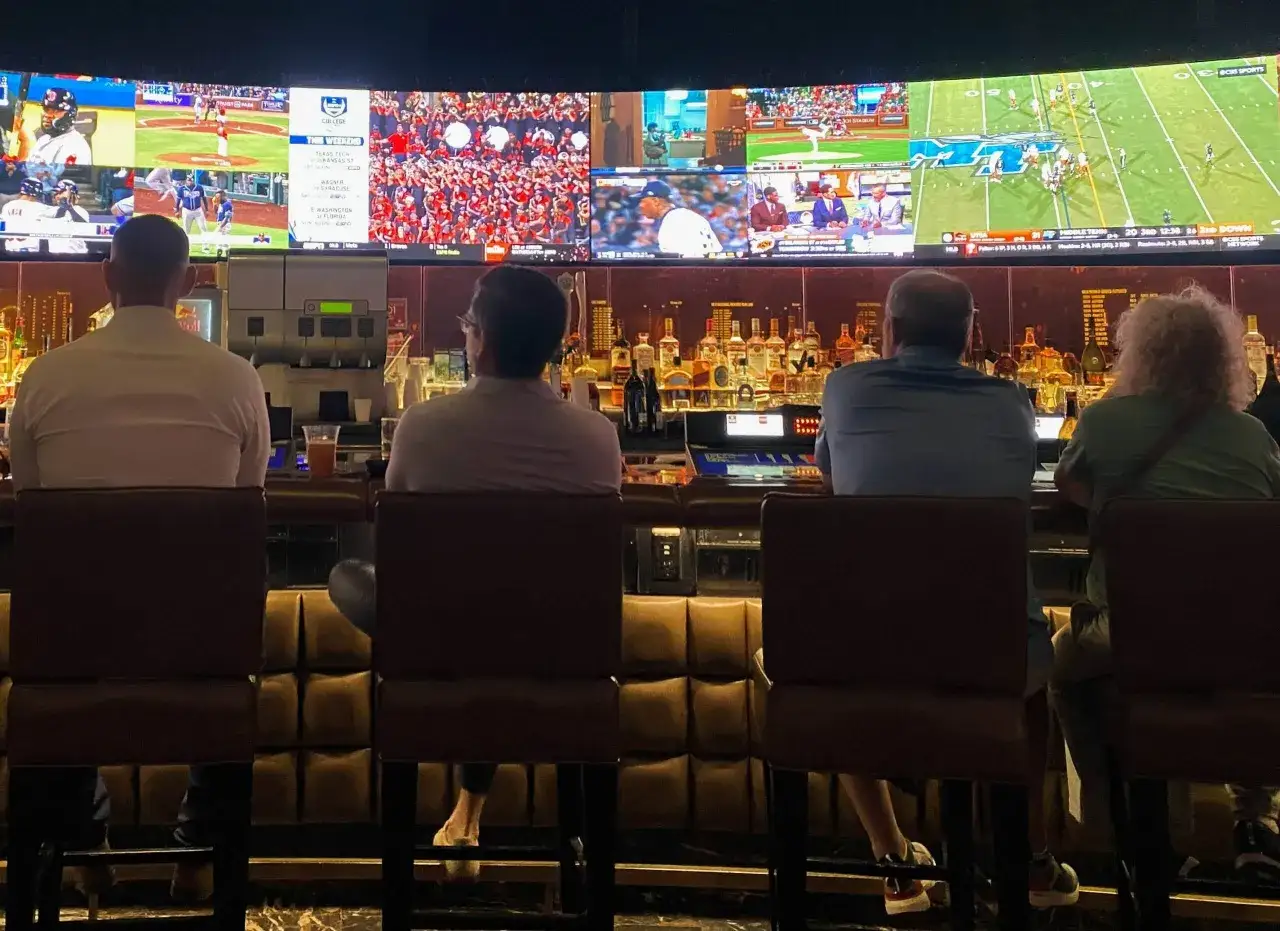 lebhafte sportsbar mit vielen g&auml;sten und gro&szlig;em bildschirm
