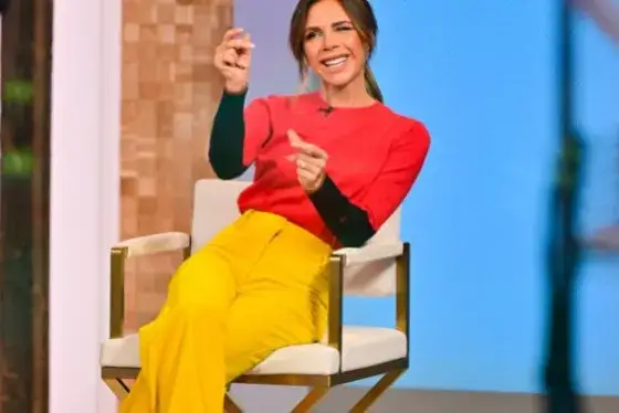 czerwona bluzka i kolorowe spodnie color blocking