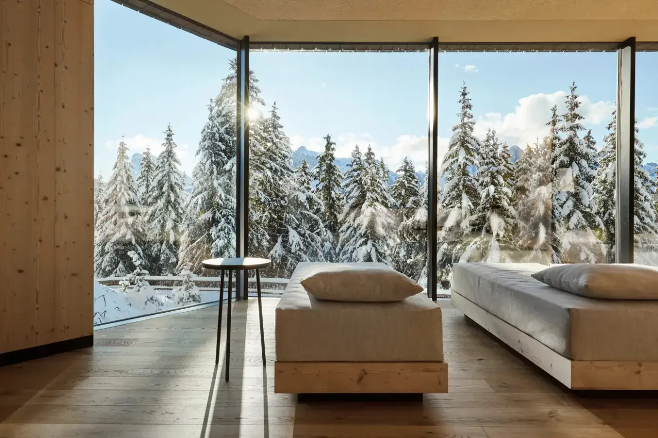 Luksusowy pok&oacute;j z widokiem na ośnieżony las. To jest właśnie glamping &ndash; komfortowe noclegi w otoczeniu natury.