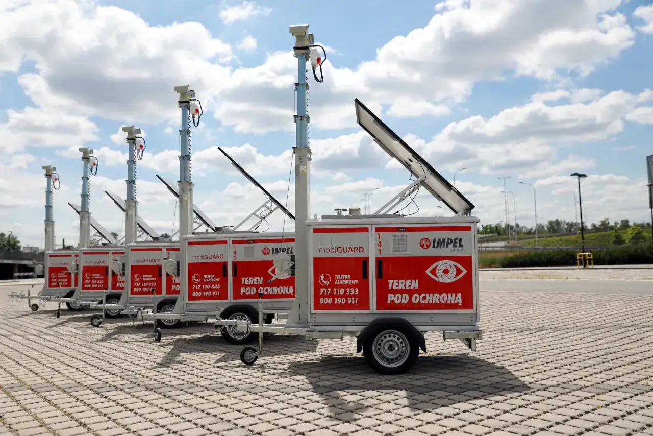 Mobilne wieże z panelami słonecznymi i kamerami, gotowe do zapewnienia bezpieczeństwa na budowie. Alarm na budowę w akcji.