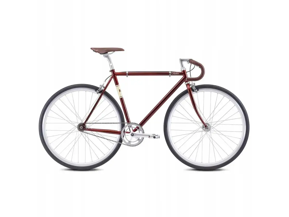 Elegancki, bordowy rower z ostrym kołem i brązowym siodełkiem, gotowy na miejskie wyzwania.