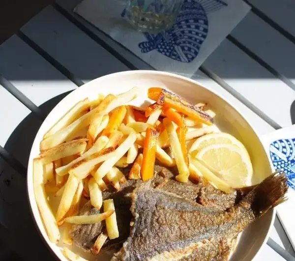 świeża ryba dorsz flądra smażona nad morzem