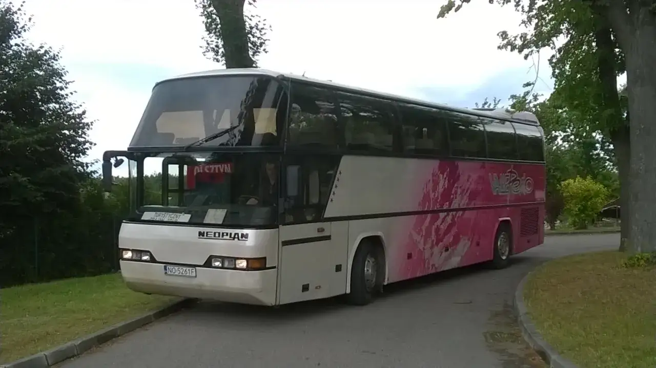 Autokar Grajan Tour na dworcu w Olsztynie