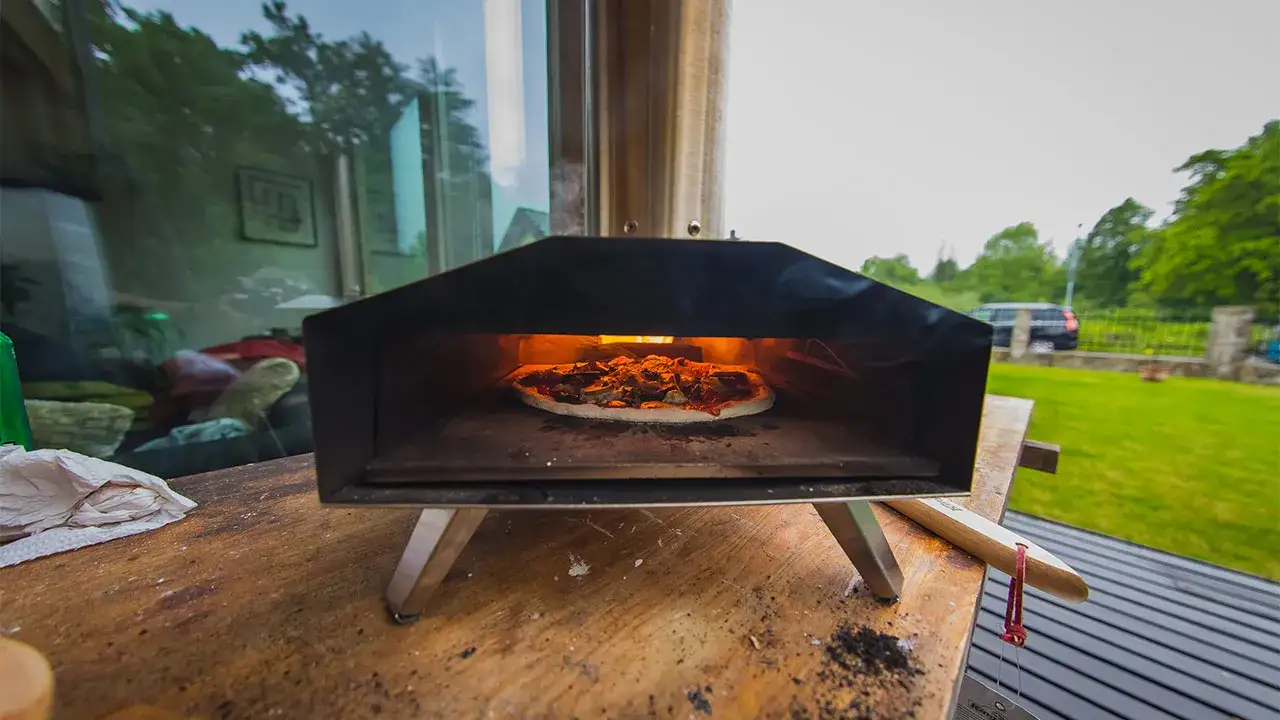 R&oacute;żne typy piec&oacute;w do pizzy domowych (elektryczny, gazowy, opalany drewnem)