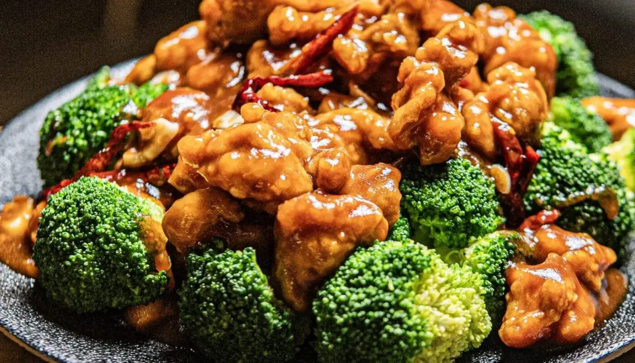 Zdrowa wersja azjatyckiego kurczaka generała Tso z pieca, podana z chrupiącym brokułem.
