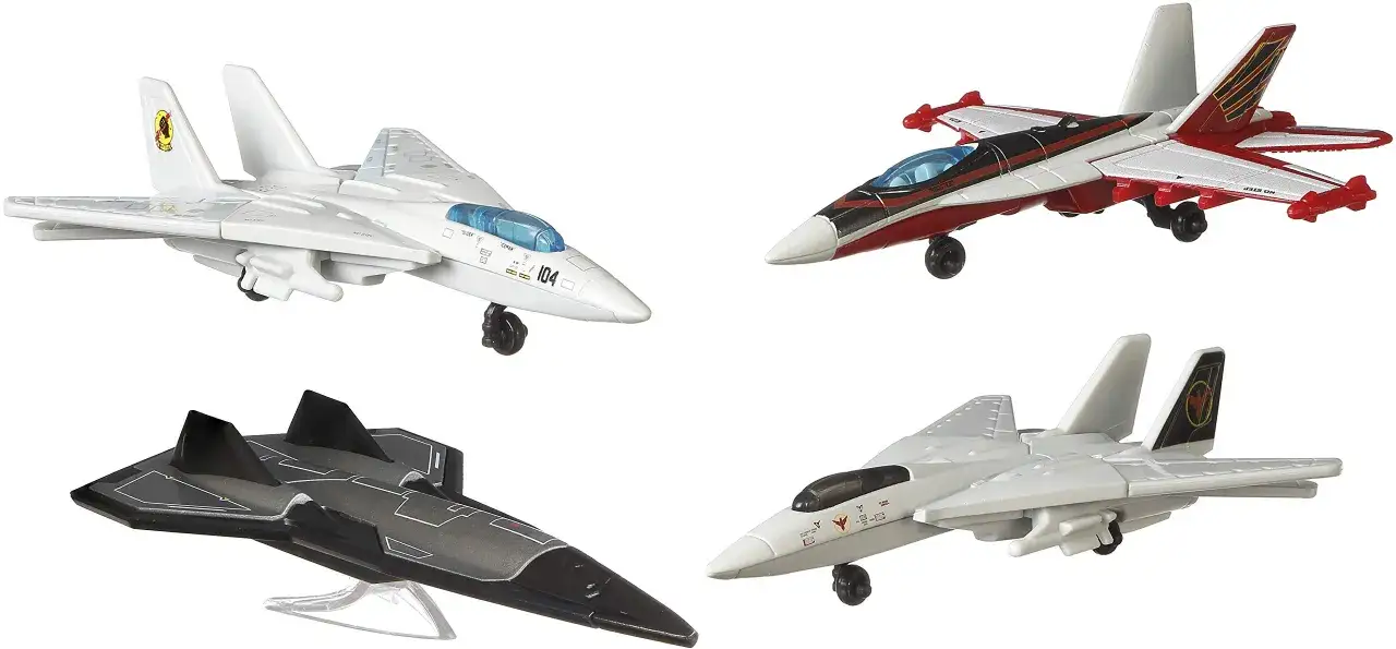 Cztery modele samolotów Hot Wheels: biały myśliwiec z numerem 104, czarno-biało-czerwony myśliwiec, czarny futurystyczny samolot i szary myśliwiec z emblematem.