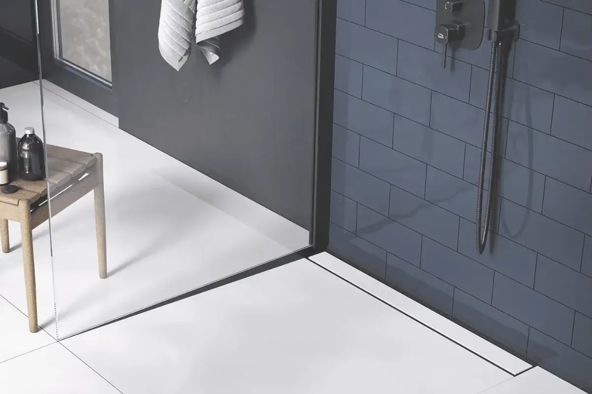 Nowoczesna, mała łazienka z minimalistycznym odpływem liniowym w prysznicu.