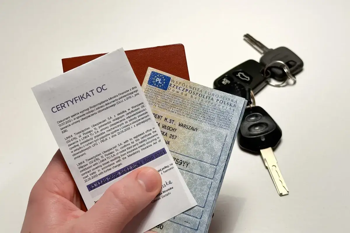 Kluczyki do auta, dowód rejestracyjny i certyfikat OC. Zastanawiasz się, ile trwa przerejestrowanie auta? Dokumenty są kluczem do szybkiej transakcji.