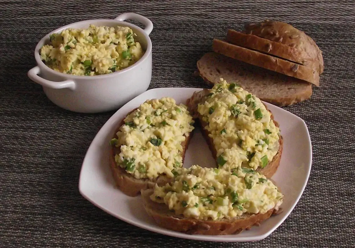 Pyszna pasta jajeczna z chrzanem i szczypiorkiem na ciemnym chlebie. Idealna na śniadanie lub przekąskę.