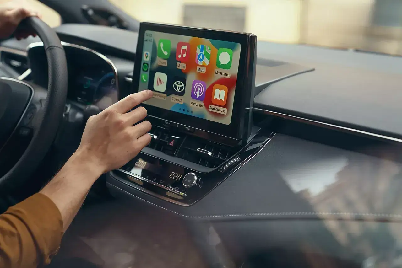 Dotykasz ekranu Toyoty, by połączyć telefon przez bluetooth low energy. Jak działa? Prosto i intuicyjnie.