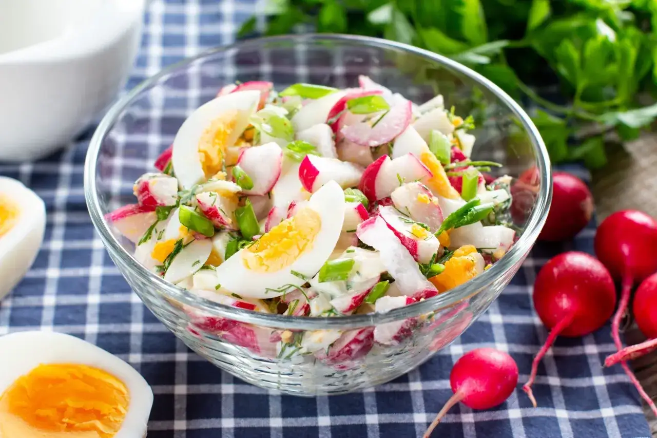 sałatka z rzodkiewki z jajkiem i ogórkiem