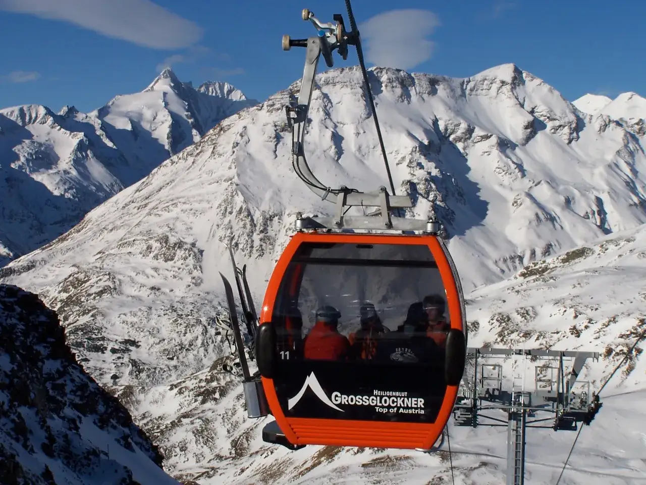 Samoch&oacute;d z oponami zimowymi na alpejskiej drodze