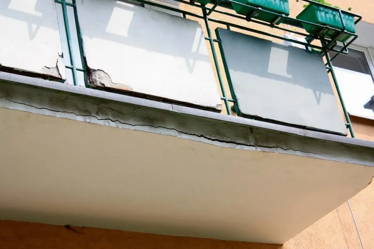 Pęknięcia na balkonie wskazują na potrzebę remontu. Może warto pomyśleć o nowym gumolicie na balkon, kt&oacute;ry zabezpieczy go przed dalszym niszczeniem.