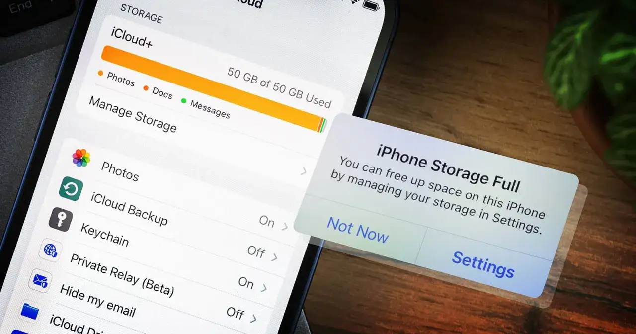 Pełny iPhone! Czas na czyszczenie iPhone ze śmieci, aby zwolnić miejsce. Widok ustawień pamięci iCloud i komunikat o zapełnieniu.
