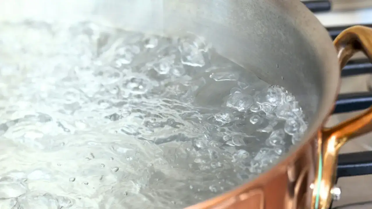 wrząca woda w garnku