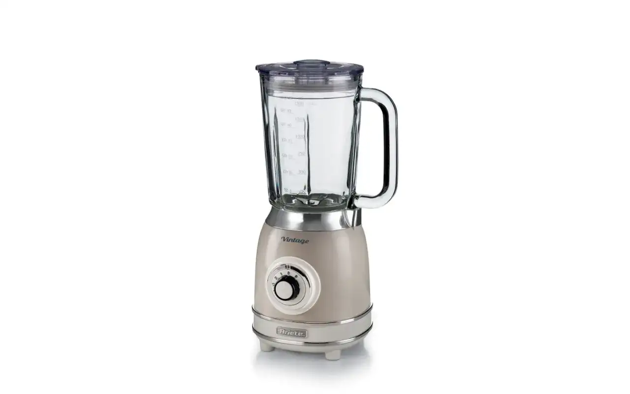Blender kielichowy z widocznymi ostrzami i kielichem